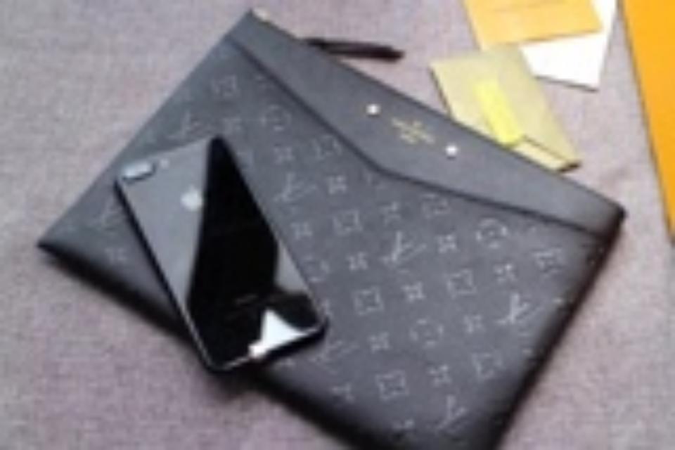 LV Pochette Voyage