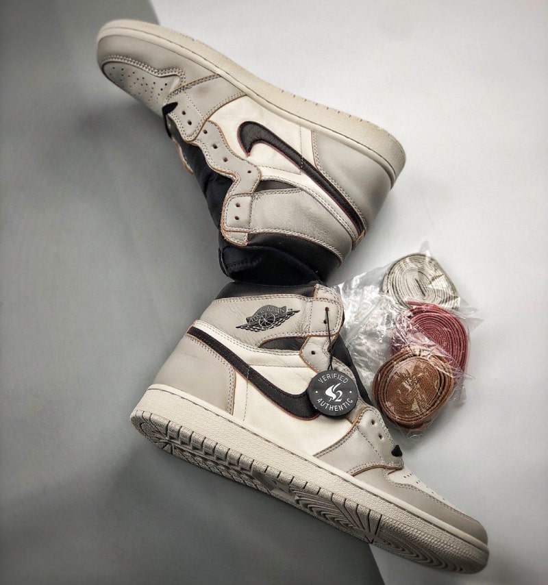 Air Jordan 1 High OG 'Light Bone'