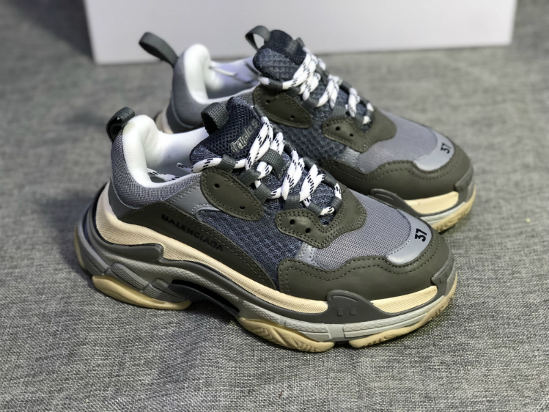 Balenciaga Triple S [M. 9]